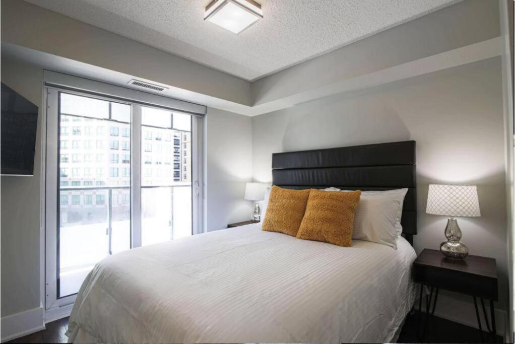 Skyline Suites - Walk To Mtcc, Acc, Rogers Centre & Entertainment District 3* Toronto