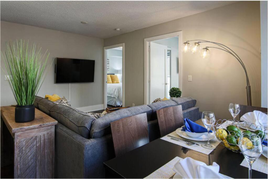 Aparthotel Skyline Suites - Walk To Mtcc, Acc, Rogers Centre & Entertainment District Toronto