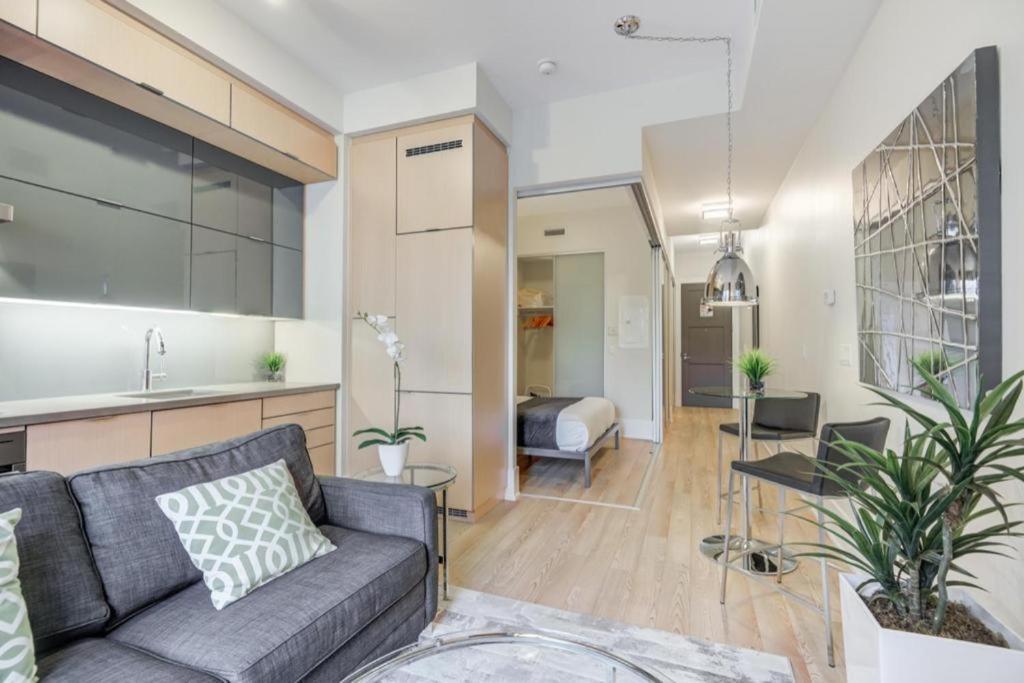 Skyline Suites - Walk To Mtcc, Acc, Rogers Centre & Entertainment District Aparthotel